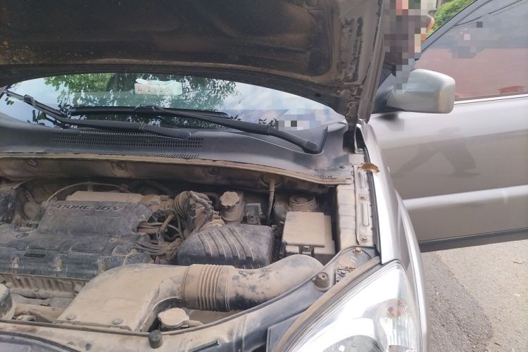 Used Kia Sportage 2011 2.0L Manual Two-Wheel Drive GL Trim Engine Bay Left