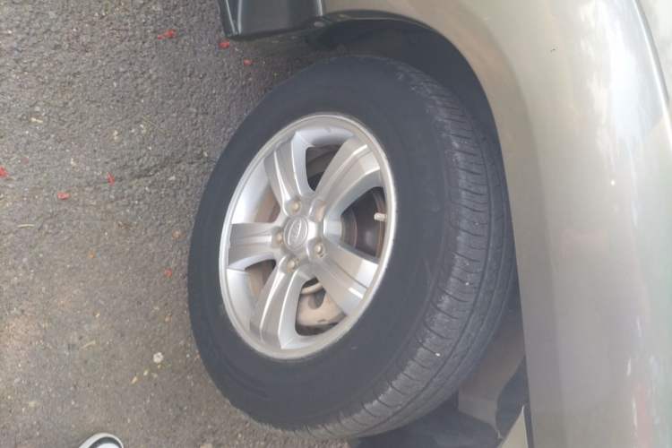 Used Kia Sportage 2011 2.0L Manual Two-Wheel Drive GL Trim Right Front Wheel Hub
