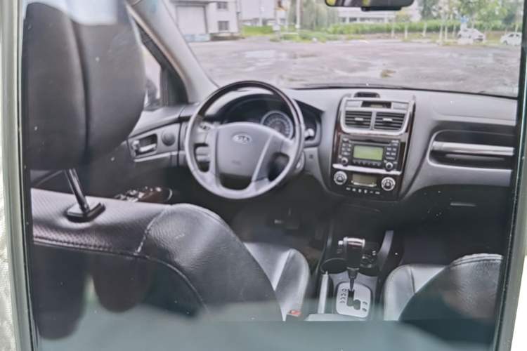 Used Kia Sportage 2012 2.0L Manual Two-Wheel Drive GL Trim Center Console
