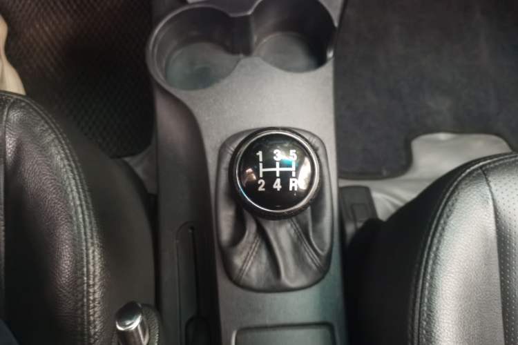 Used Kia Sportage 2012 2.0L Manual Two-Wheel Drive GLS Gear Lever