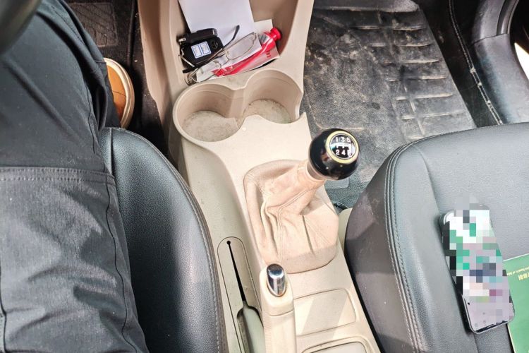 Used Kia Sportage 2012 2.0L Manual Two-Wheel Drive GL Trim Gear Lever