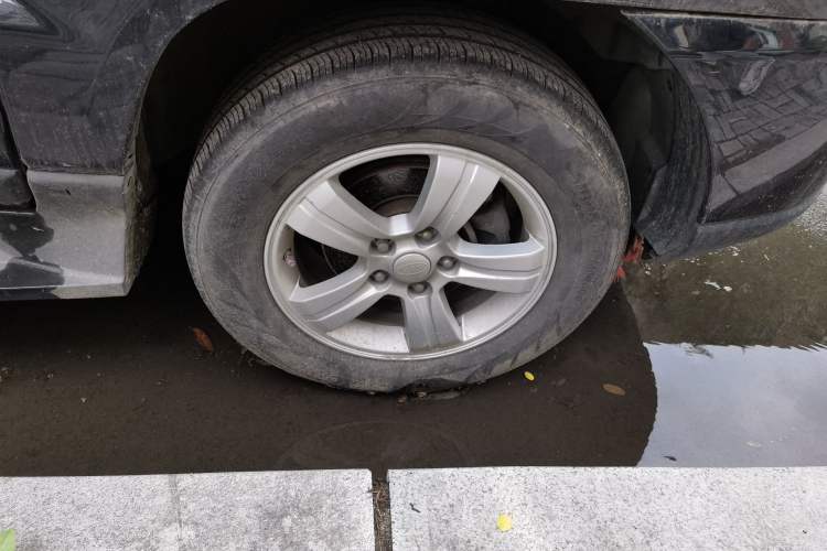 Used Kia Sportage 2012 2.0L Manual Two-Wheel Drive GL Trim Right Front Wheel Hub