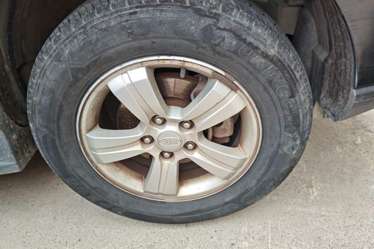 Used Kia Sportage 2012 2.0L Manual Two-Wheel Drive GL Trim Right Front Wheel Hub