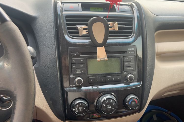 Used Kia Sportage 2012 2.0L Automatic Two-Wheel Drive GL Trim Center Console