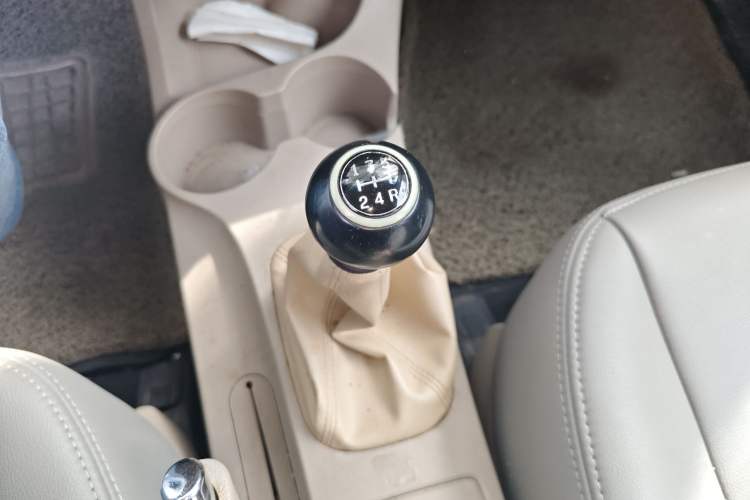 Used Kia Sportage 2012 2.0L Manual Two-Wheel Drive GL Trim Gear Lever