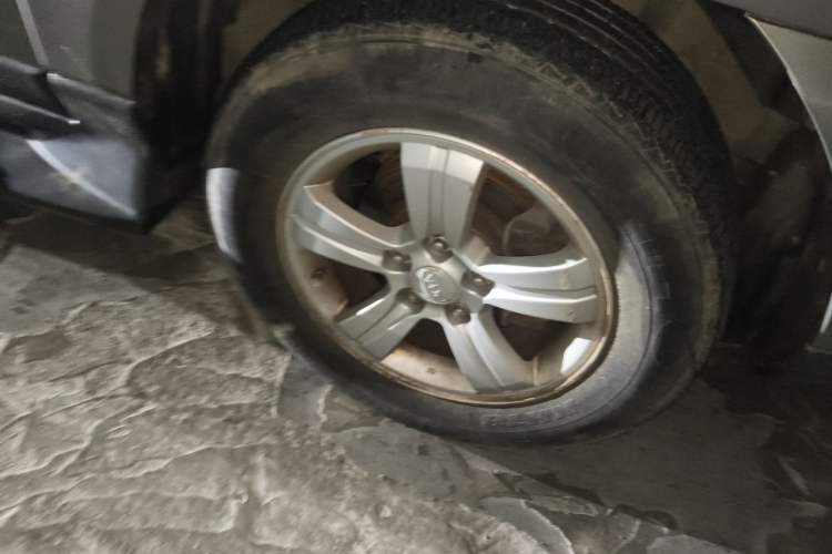 Used Kia Sportage 2012 2.0L Manual Two-Wheel Drive GL Trim Right Front Wheel Hub