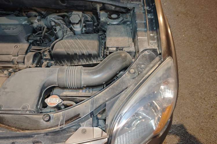 Used Kia Sportage 2012 2.0L Manual Two-Wheel Drive GL Trim Engine Bay Left