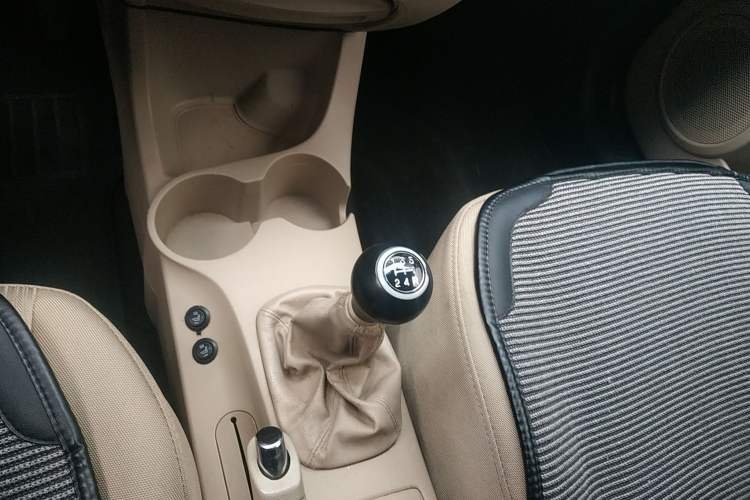 Used Kia Sportage 2012 2.0L Manual Two-Wheel Drive GL Trim Gear Lever
