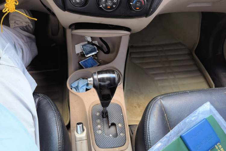 Used Kia Sportage 2012 2.0L Automatic Two-Wheel Drive GL Trim Gear Lever