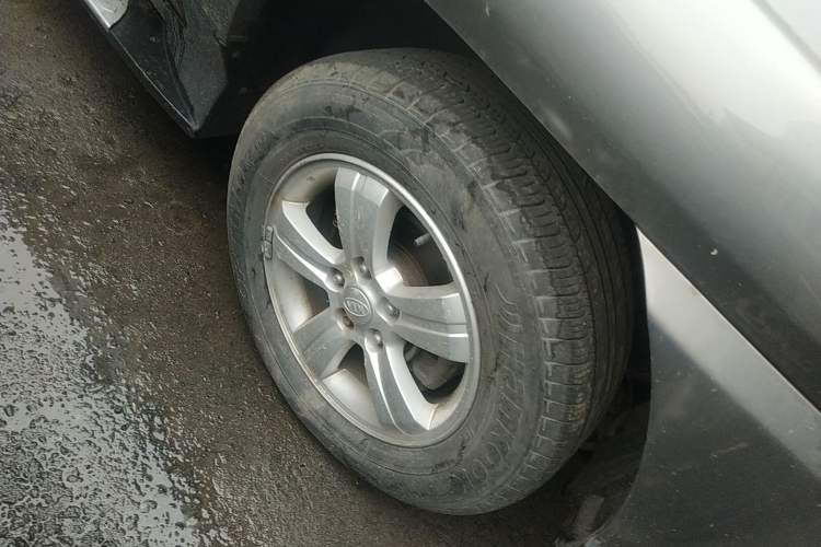 Used Kia Sportage 2012 2.0L Manual Two-Wheel Drive GL Trim Right Front Wheel Hub