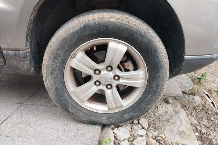 Used Kia Sportage 2012 2.0L Automatic Two-Wheel Drive GL Trim Right Front Wheel Hub