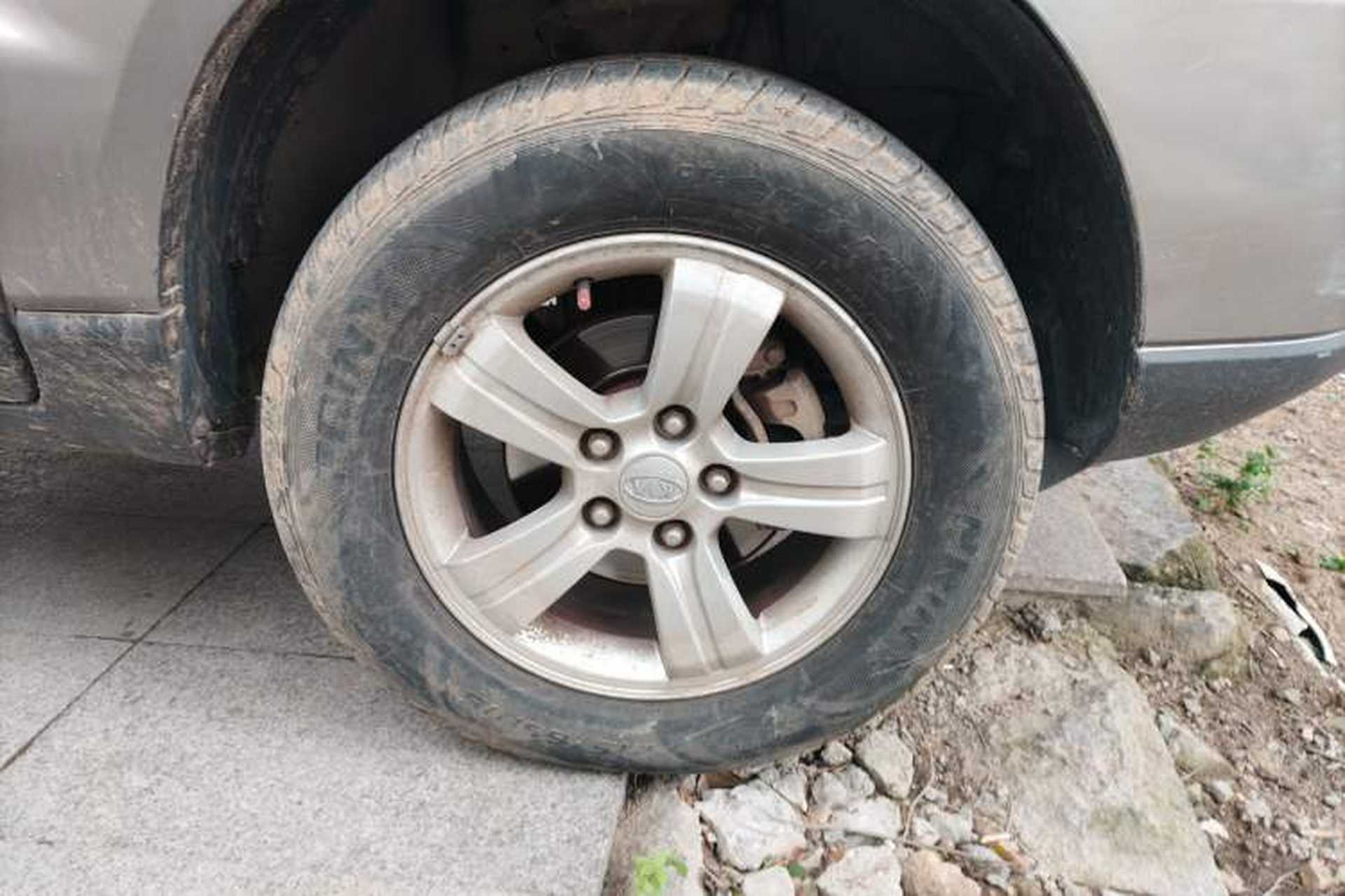 Used Kia Sportage 2012 2.0L Automatic Two-Wheel Drive GL Trim Right Front Wheel Hub