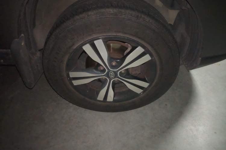 Used Kia Sportage 2012 2.0L Automatic Two-Wheel Drive GLS Right Front Wheel Hub