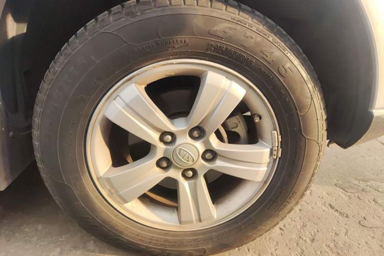 Used Kia Sportage 2012 2.0L Automatic Two-Wheel Drive GL Trim Right Front Wheel Hub