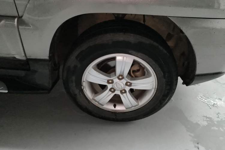 Used Kia Sportage 2012 2.0L Automatic Two-Wheel Drive GL Trim Right Front Wheel Hub
