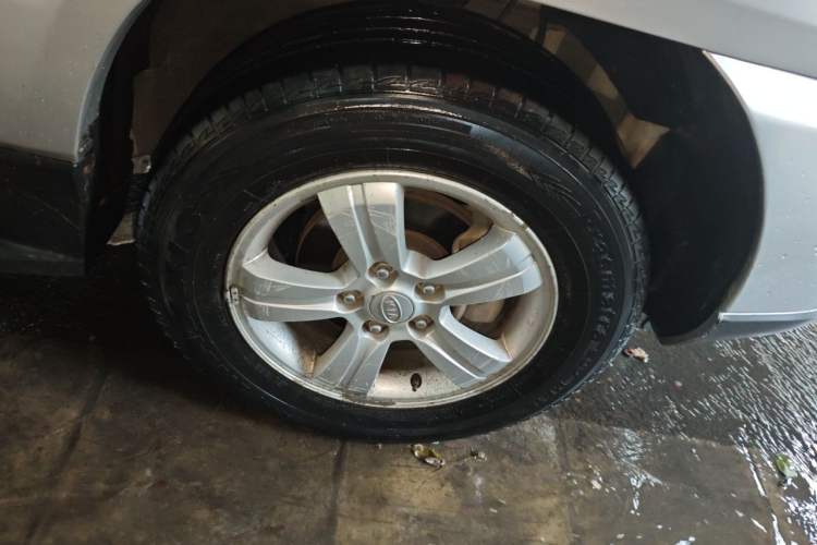 Used Kia Sportage 2012 2.0L Manual Two-Wheel Drive GL Trim Right Front Wheel Hub