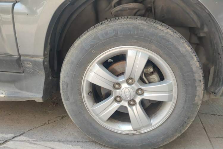 Used Kia Sportage 2012 2.0L Manual Two-Wheel Drive GL Trim Right Front Wheel Hub