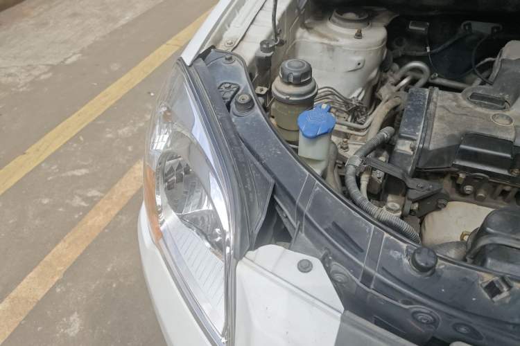 Used Kia Sportage 2012 2.0L Manual Two-Wheel Drive GL Trim Engine Bay Right