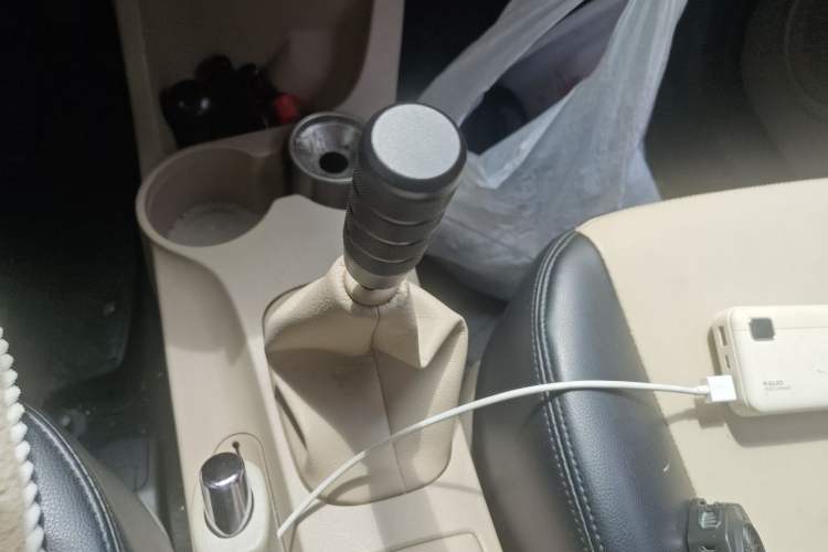 Used Kia Sportage 2012 2.0L Manual Two-Wheel Drive GL Trim Gear Lever