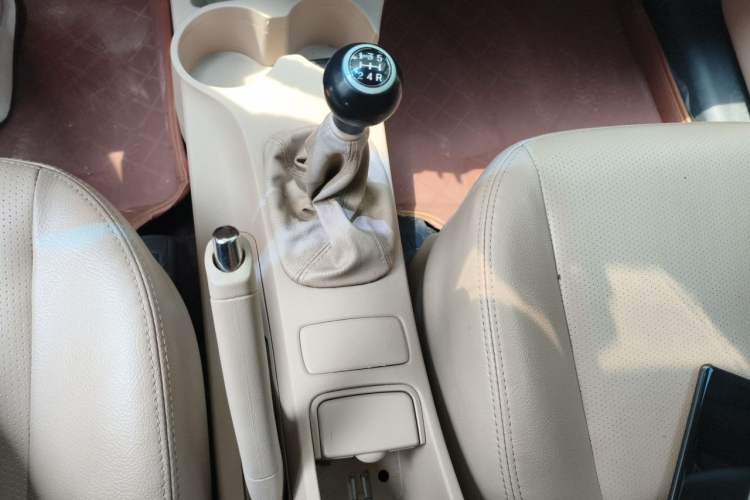 Used Kia Sportage 2012 2.0L Manual Two-Wheel Drive GLS Gear Lever