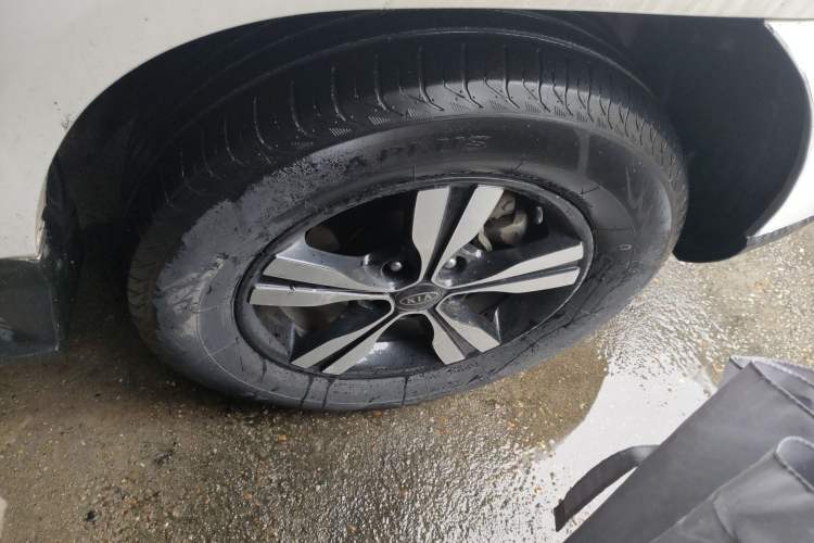 Used Kia Sportage 2012 2.0L Manual Two-Wheel Drive GLS Right Front Wheel Hub