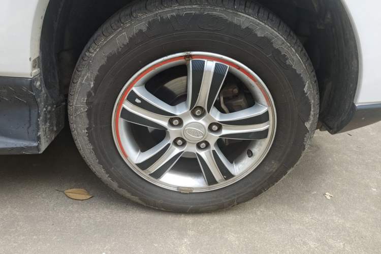 Used Kia Sportage 2012 2.0L Manual Two-Wheel Drive GL Trim Right Front Wheel Hub