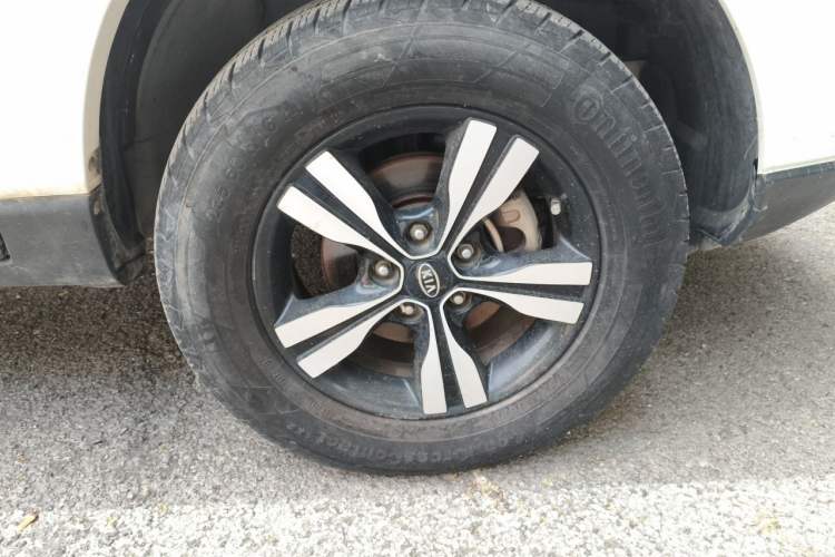 Used Kia Sportage 2012 2.0L Manual Two-Wheel Drive GLS Right Front Wheel Hub
