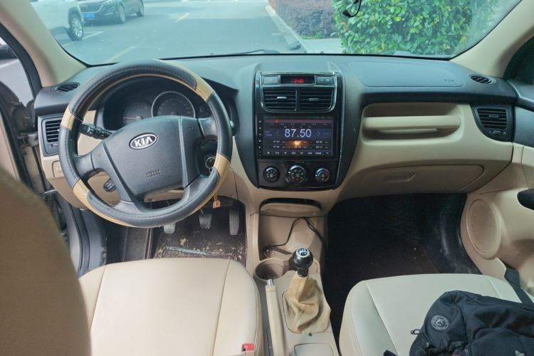 Used Kia Sportage 2013 2.0L Manual Two-Wheel Drive GL Trim Center Console