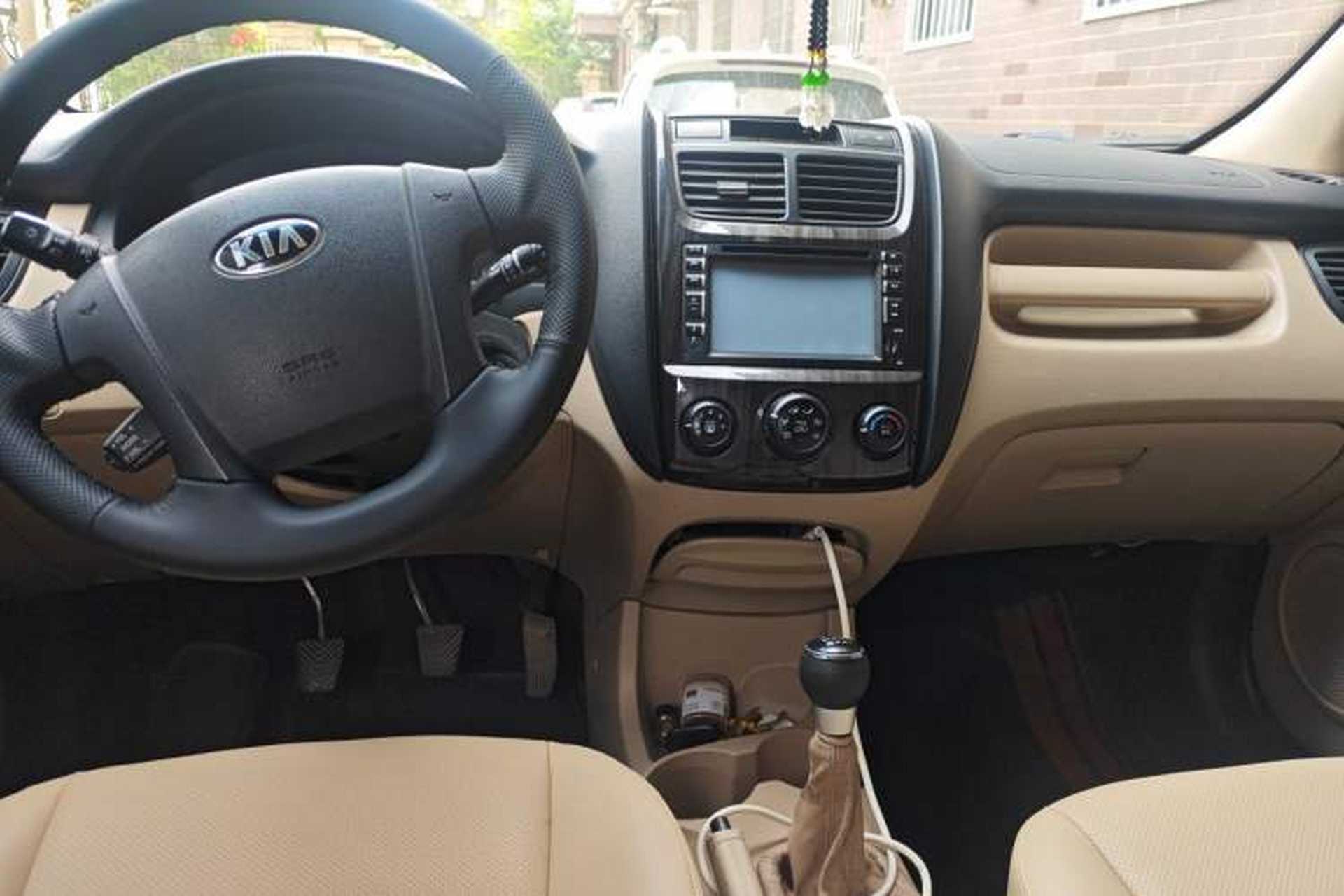 Used Kia Sportage 2013 2.0L Manual Two-Wheel Drive GL Trim Center Console