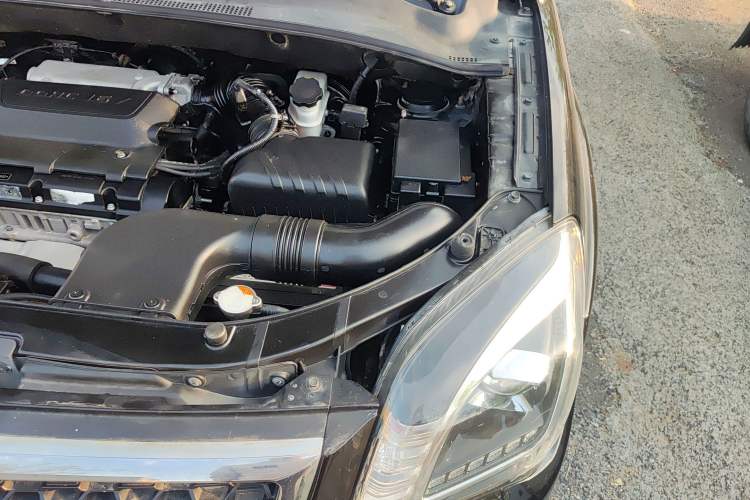 Used Kia Sportage 2013 2.0L Manual Two-Wheel Drive GL Trim Engine Bay Left