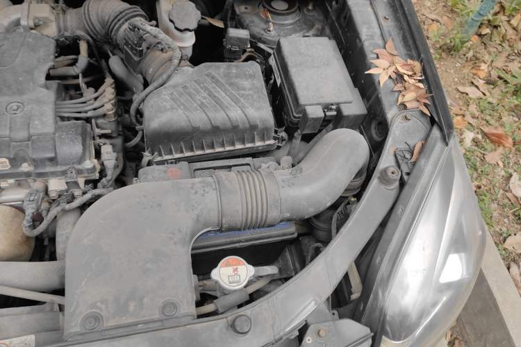 Used Kia Sportage 2013 2.0L Manual Two-Wheel Drive GL Trim Engine Bay Left