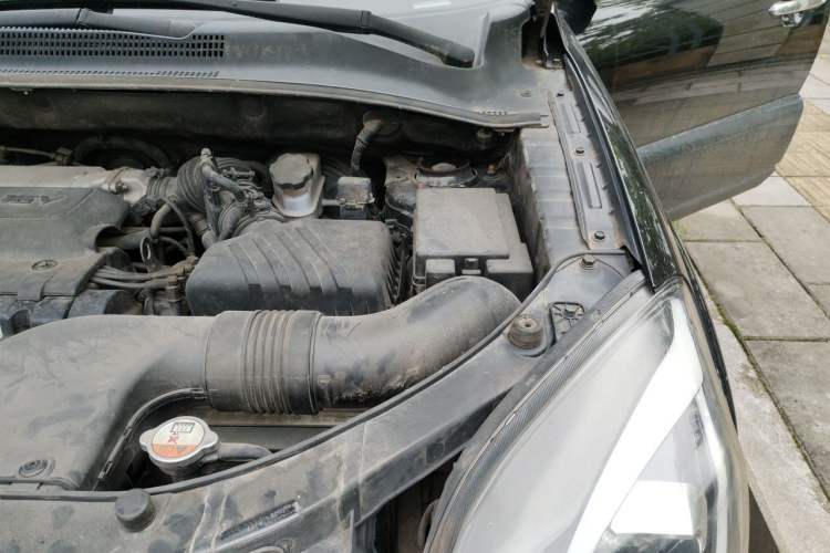 Used Kia Sportage 2013 2.0L Automatic Two-Wheel Drive DLX Trim Engine Bay Left