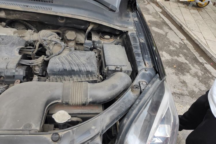 Used Kia Sportage 2013 2.0L Manual Two-Wheel Drive GL Trim Engine Bay Left