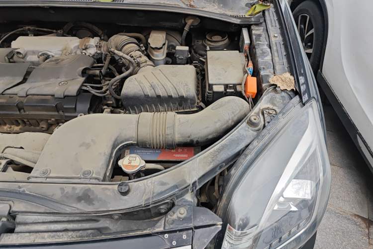 Used Kia Sportage 2013 2.0L Manual Two-Wheel Drive GL Trim Engine Bay Left