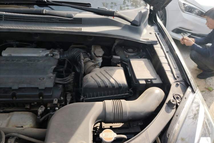 Used Kia Sportage 2013 2.0L Manual Two-Wheel Drive GL Trim Engine Bay Left