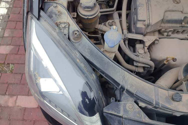 Used Kia Sportage 2013 2.0L Manual Two-Wheel Drive GL Trim Engine Bay Right