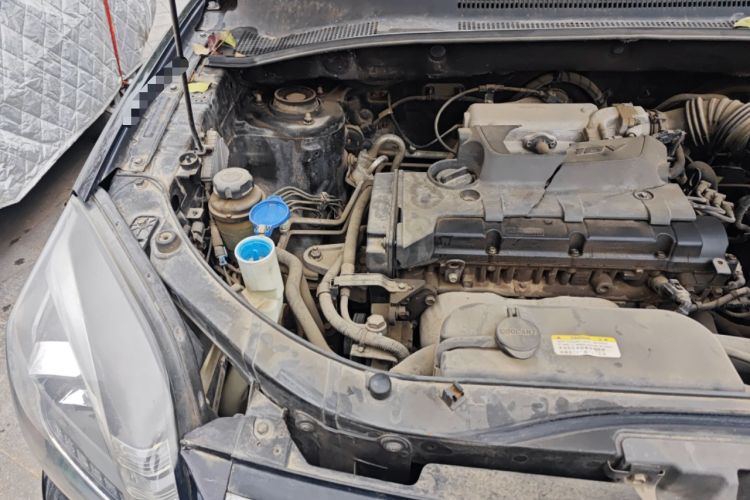 Used Kia Sportage 2013 2.0L Manual Two-Wheel Drive GL Trim Engine Bay Right