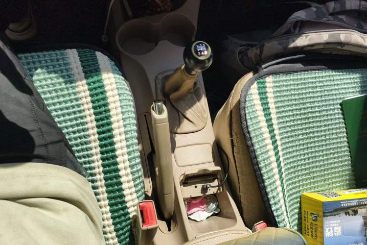 Used Kia Sportage 2013 2.0L Manual Two-Wheel Drive GL Trim Gear Lever