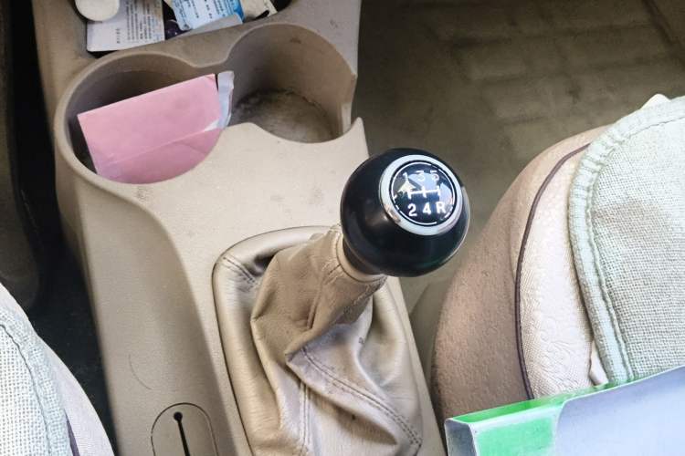 Used Kia Sportage 2013 2.0L Manual Two-Wheel Drive GL Trim Gear Lever