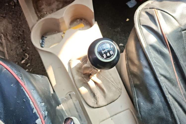 Used Kia Sportage 2013 2.0L Manual Two-Wheel Drive GL Trim Gear Lever
