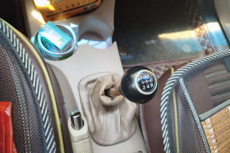 Used Kia Sportage 2013 2.0L Manual Two-Wheel Drive GL Trim Gear Lever