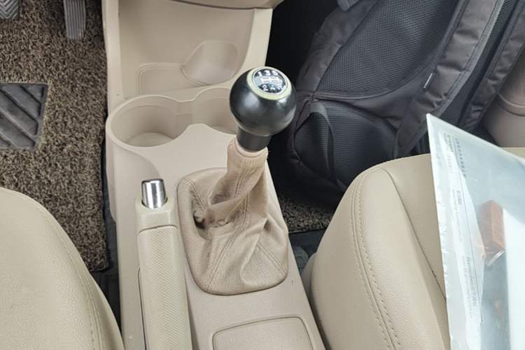 Used Kia Sportage 2013 2.0L Manual Two-Wheel Drive GL Trim Gear Lever