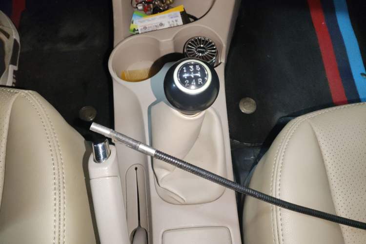 Used Kia Sportage 2013 2.0L Manual Two-Wheel Drive GL Trim Gear Lever