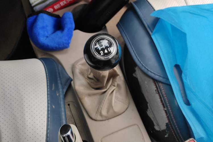 Used Kia Sportage 2013 2.0L Manual Two-Wheel Drive GL Trim Gear Lever