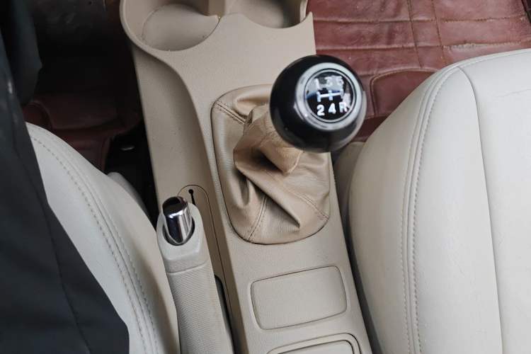 Used Kia Sportage 2013 2.0L Manual Two-Wheel Drive GL Trim Gear Lever