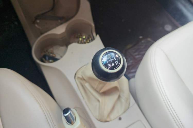 Used Kia Sportage 2013 2.0L Manual Two-Wheel Drive GL Trim Gear Lever