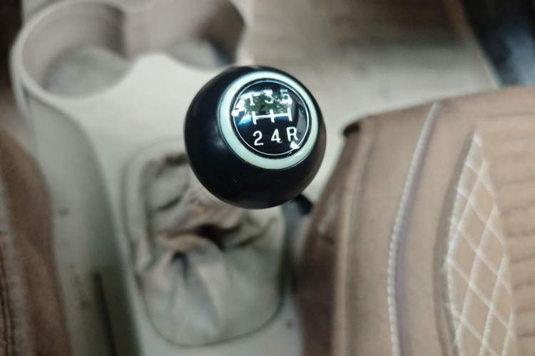 Used Kia Sportage 2013 2.0L Manual Two-Wheel Drive GL Trim Gear Lever