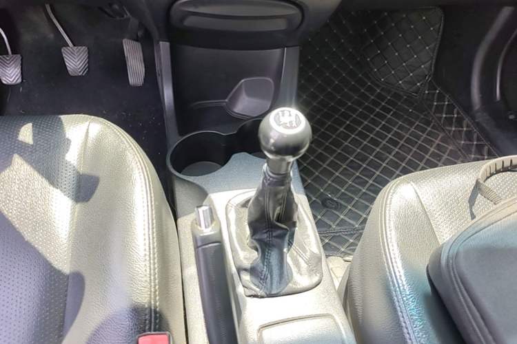 Used Kia Sportage 2013 2.0L Manual Two-Wheel Drive GLS Gear Lever
