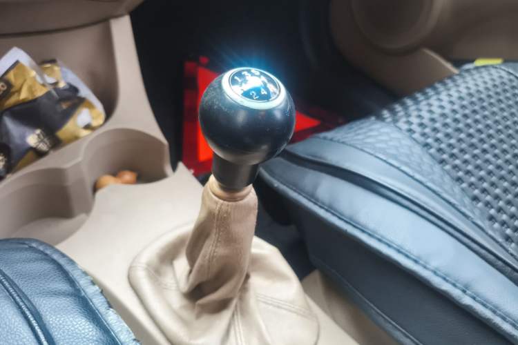 Used Kia Sportage 2013 2.0L Manual Two-Wheel Drive GL Trim Gear Lever