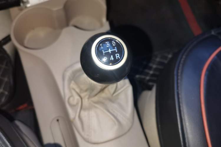 Used Kia Sportage 2013 2.0L Manual Two-Wheel Drive GL Trim Gear Lever